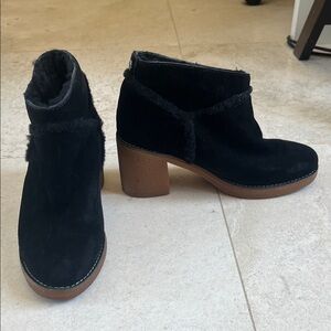 UGG Kasen Black Suede Chunky Rubber Heel Ankle Boots Sz 6